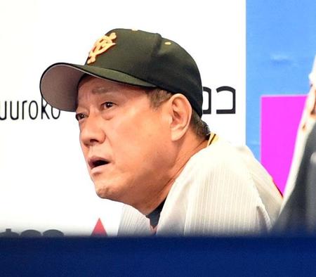ベンチで厳しい表情の原監督（撮影・佐藤厚）