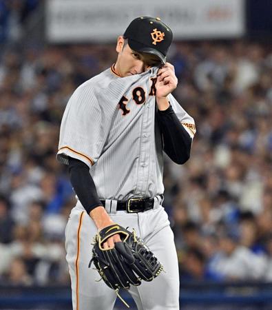 １回、３点を失い汗を拭きながらベンチに戻る先発の横川