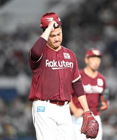 　２回の投球を終えベンチに戻る田中将