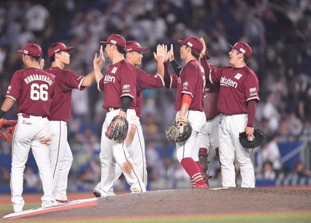 　ロッテに競り勝ちタッチを交わす松井裕（右端）ら楽天ナイン（撮影・開出牧）