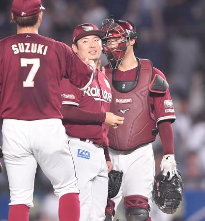 　６度目の３０セーブを挙げ太田（後方）らナインとタッチを交わす松井裕（中央）＝撮影・開出牧