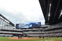 　５回、試合中に雨が降ってきたため、屋根を閉めるアナウンスがされたエスコンフィールド（撮影・中島達哉）