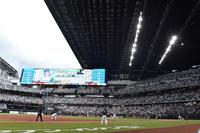 　６回、屋根が閉まる中、試合が行われるエスコンフィールド（撮影・中島達哉）