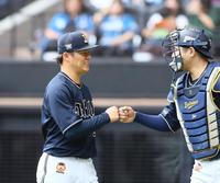 ４回、伏見を空振り三振に仕留め、グータッチを交わす山本（左）と若月（撮影・中島達哉）