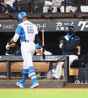 　８回、空振り三振を喫し、ベンチに戻る万波（左）と厳しい表情の新庄監督（撮影・中島達哉）