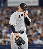 １回、３点を失い汗を拭きながらベンチに戻る先発の横川