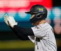 　３回、先制打を放ち、喜ぶ小林