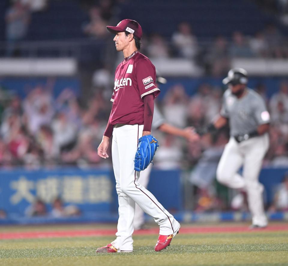 　７回、ポランコ（右後方）に先制の右越え２ランを打たれた岸（撮影・開出牧）