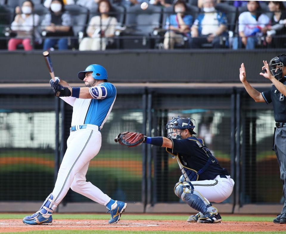 　２回、球審にタイムを要求するも山本が投球したため、打ちにいきファウルになるマルティネス（撮影・中島達哉）