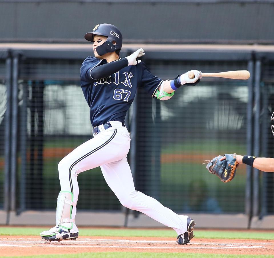 　１回、先制適時打を放つ中川圭（撮影・中島達哉）