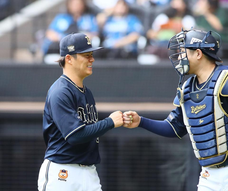 ４回、伏見を空振り三振に仕留め、グータッチを交わす山本（左）と若月（撮影・中島達哉）