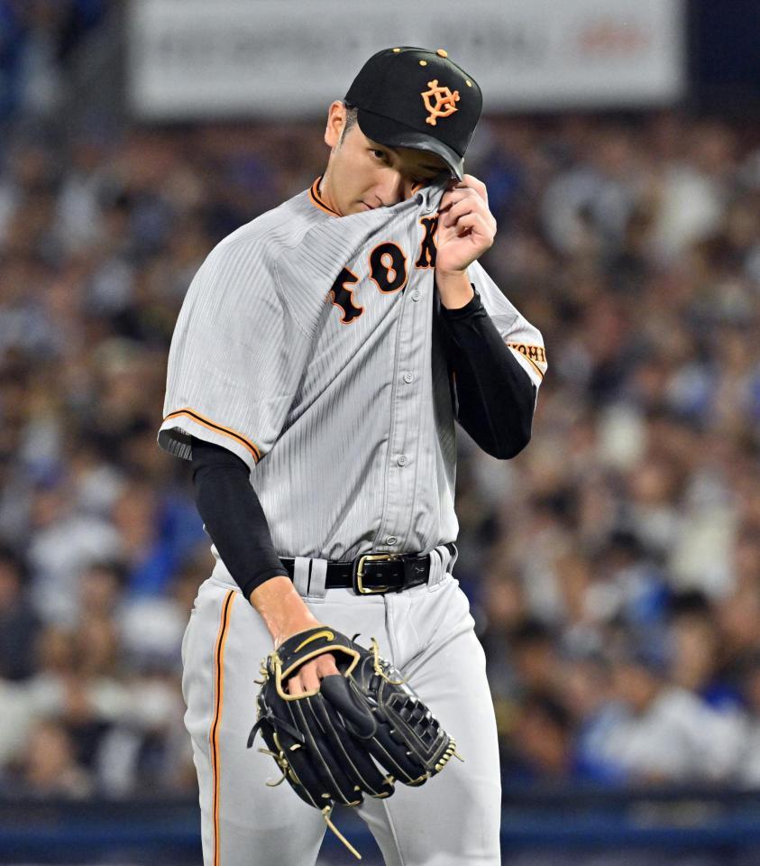 １回、３点を失い汗を拭きながらベンチに戻る先発の横川