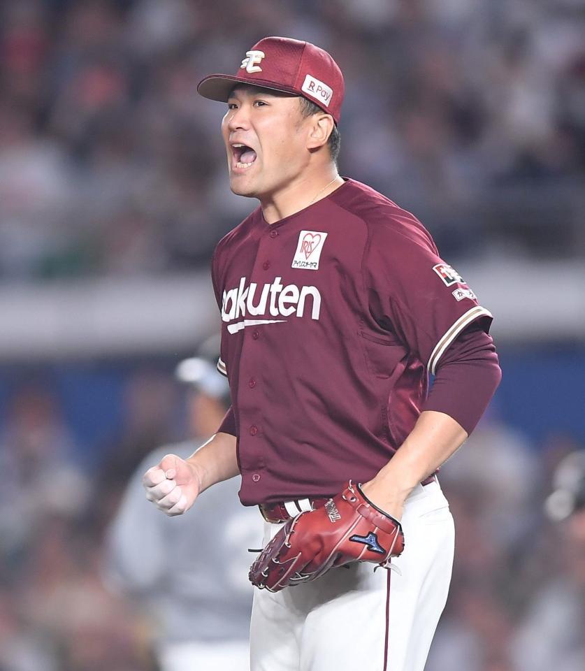 　７回、角中を二ゴロに打ち取りガッツポーズで雄たけびを上げる田中将（撮影・開出牧）