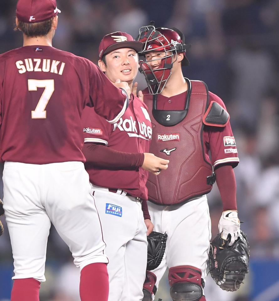 　６度目の３０セーブを挙げ太田（後方）らナインとタッチを交わす松井裕（中央）＝撮影・開出牧