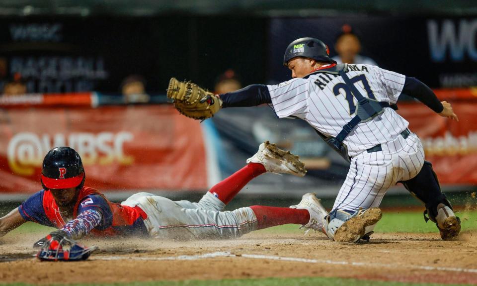 　３回、本塁を狙うパナマ選手をタッチアウトにする捕手・新妻