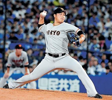 　８回、マウンドに立つ野手の北村拓＝２日