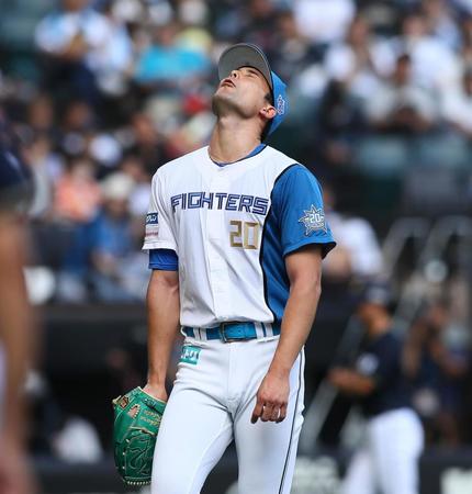 　６回、天を仰ぎながらベンチに戻る上原（撮影・中島達哉）