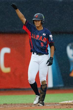 　１回、先制の２点三塁打を放ちガッツポーズする森田