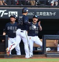 　６回、ソロ本塁打を放った頓宮（中央）を迎える中嶋監督（右）＝撮影・中島達哉