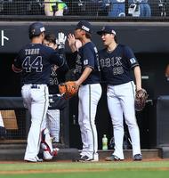 　６回、ソロ本塁打を放った頓宮（４４）を迎える東（右）＝撮影・中島達哉