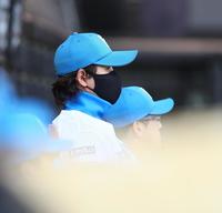 　９回、戦況を見つめる新庄監督（撮影・中島達哉）