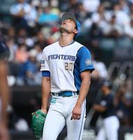 　６回、天を仰ぎながらベンチに戻る上原（撮影・中島達哉）