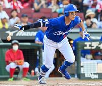 　８回、代打・後藤が右翼線に２点二塁打を放つ