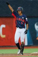 　１回、先制の２点三塁打を放ちガッツポーズする森田