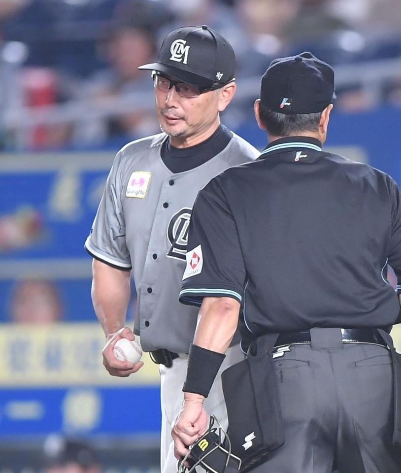 　６回、投手交代を告げマウンドへ向かう吉井監督（撮影・開出牧）