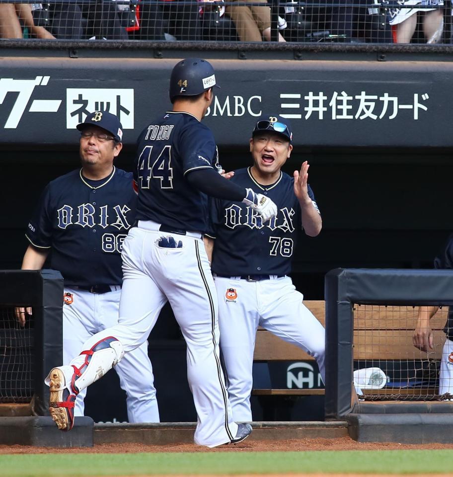 　６回、ソロ本塁打を放った頓宮（中央）を迎える中嶋監督（右）＝撮影・中島達哉