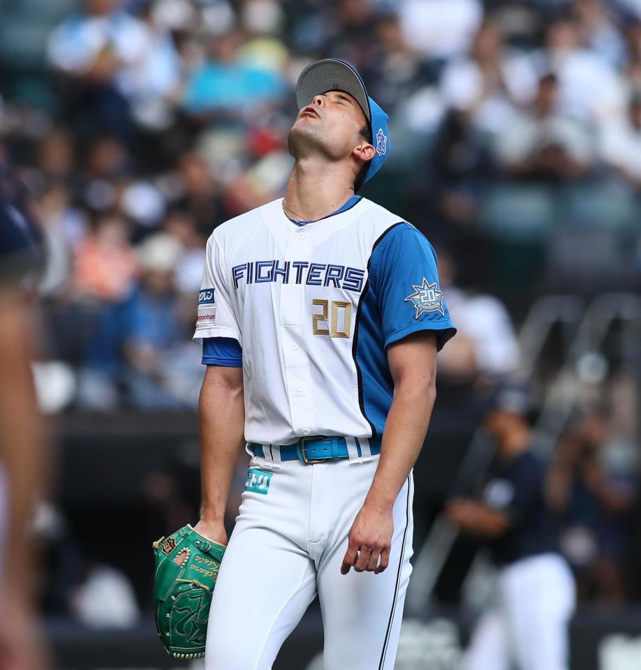 　６回、天を仰ぎながらベンチに戻る上原（撮影・中島達哉）