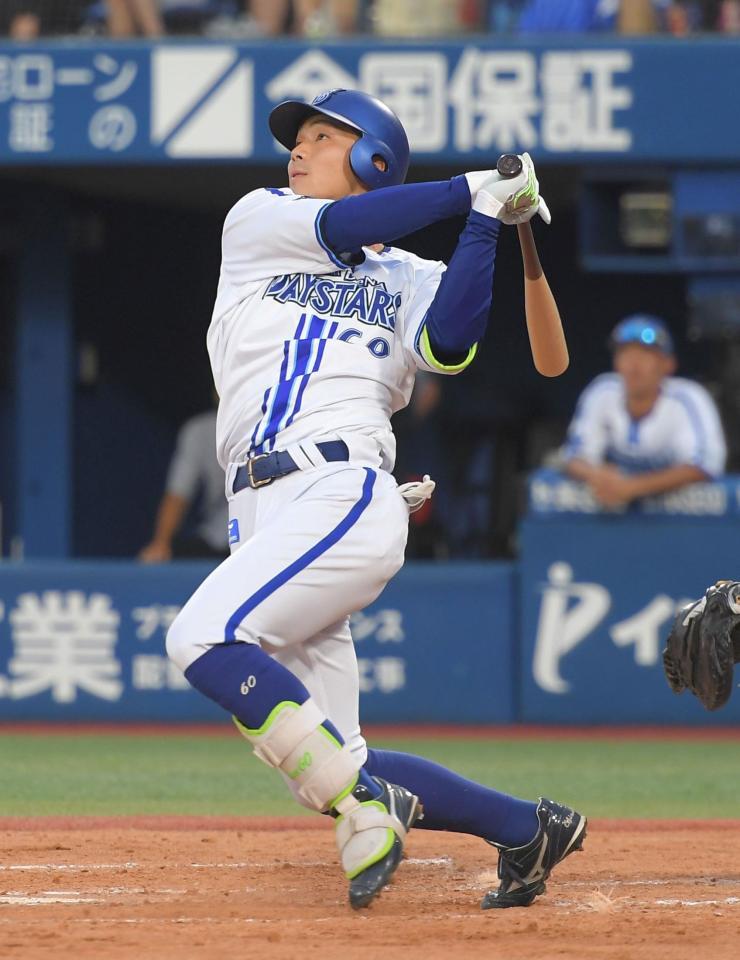 　２回、知野は左越えに代打逆転満塁本塁打を放つ（撮影・佐藤厚）