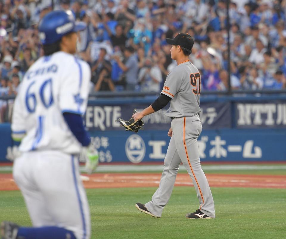 　２回、井上は知野（左）に代打逆転満塁本塁打を打たれる（撮影・佐藤厚）