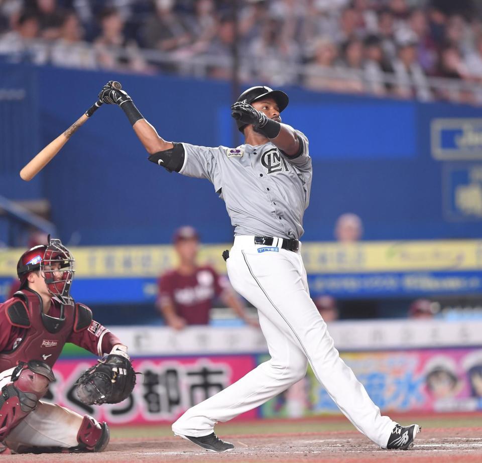 　９回、右越え２ランを放つポランコ（撮影・開出牧）