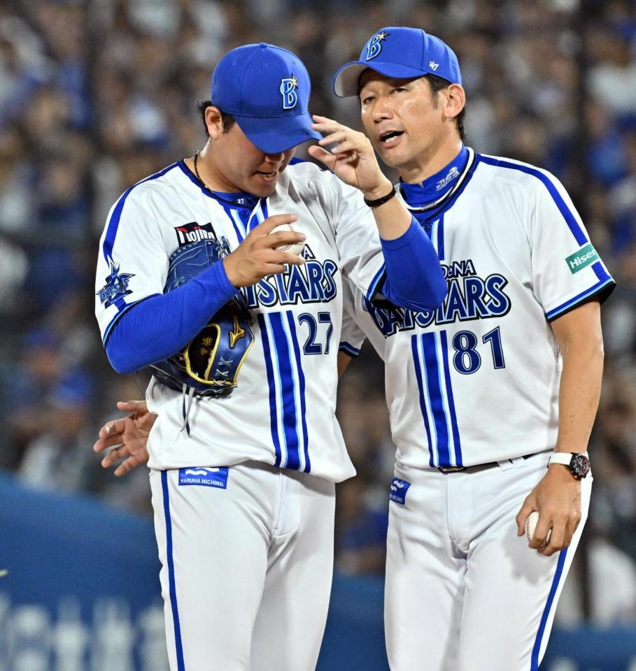　９回、上茶谷（左）に降板を告げた三浦監督