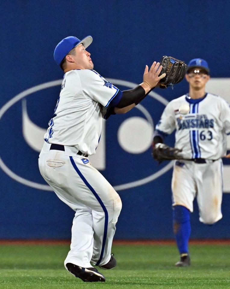 　９回、飛球を捕り損ねるＤｅＮＡの牧