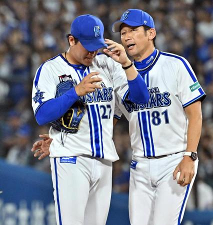 　９回、上茶谷（左）に降板を告げた三浦監督