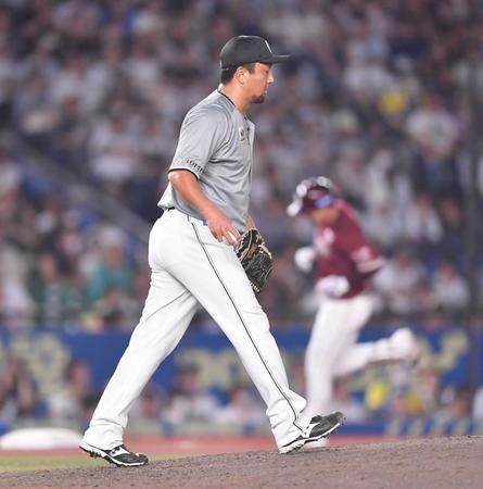 　８回、小郷（後方）に中越えソロを打たれた沢村（撮影・開出牧）