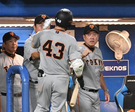 　９回、二塁ゴロで勝ち越しに成功。重信を出迎える原監督（撮影・佐々木彰尚）