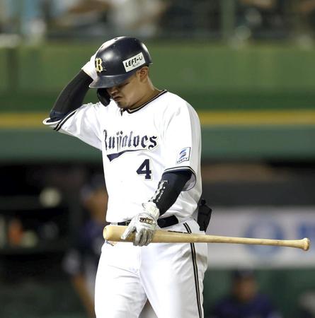 　８回、捕邪飛に倒れベンチに戻る森（撮影・山口登）