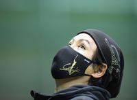 　室内練習場の天井を見上げ、考え込む新庄監督（撮影・棚橋慶太）