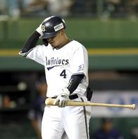 　８回、捕邪飛に倒れベンチに戻る森（撮影・山口登）