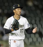 　４回、栗山を併殺に打ち取りグラブをたたく曽谷（撮影・山口登）