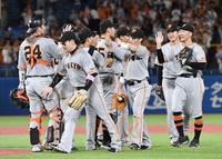 　勝利に喜ぶ巨人ナイン（撮影・佐々木彰尚）