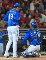 　１０回、曽根のサヨナラ生還の判定に対しリクエストをし、結果を待つ山本（右）と山崎