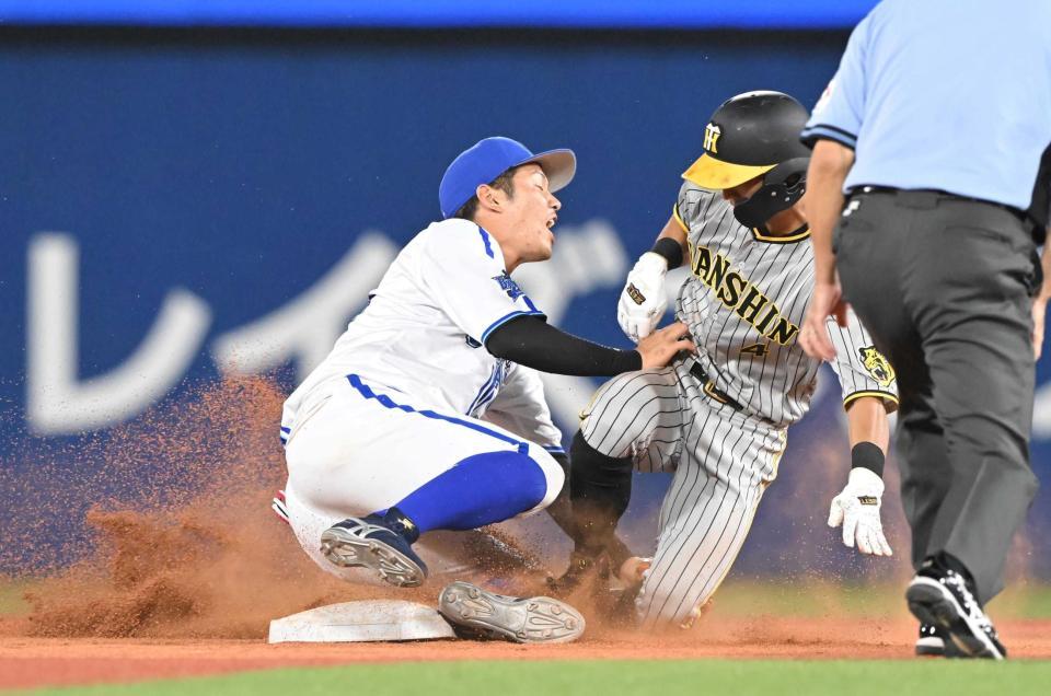 　二盗を狙った熊谷を完全にブロックした京田＝８月１８日、横浜スタジアム