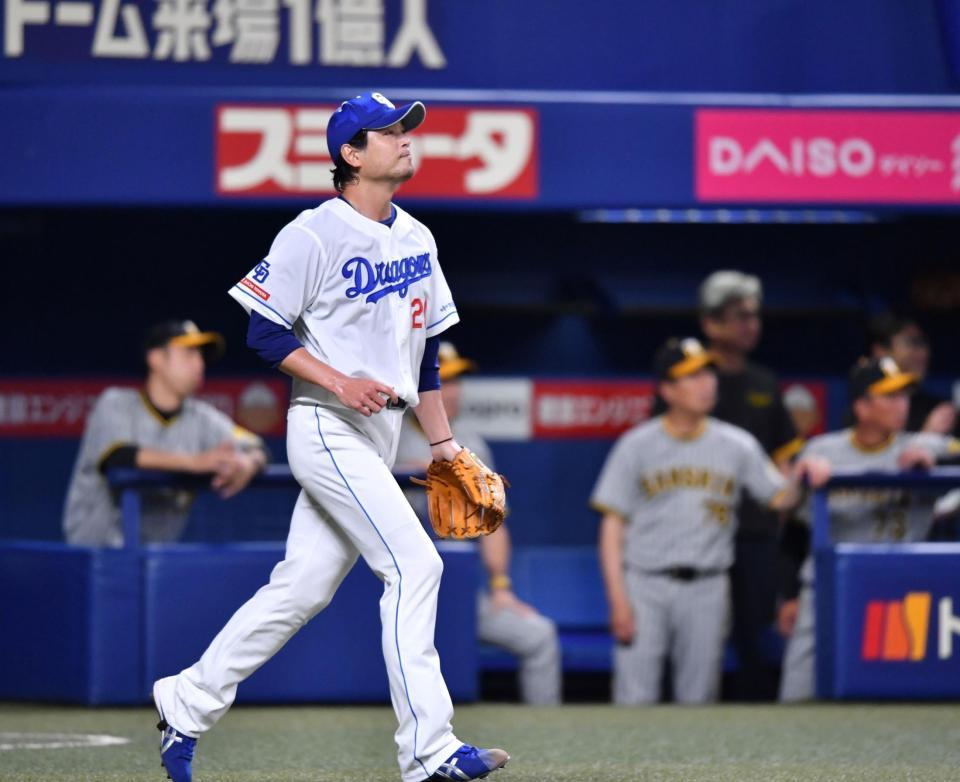 　１回、ノイジーの打球を二塁手の村松が後逸し、ベースカバーに向かう涌井（撮影・中田匡峻）