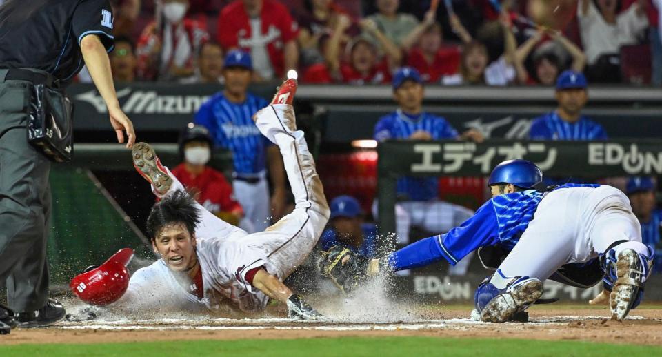 　１０回、堂林の中前打で二走・曽根がサヨナラの生還