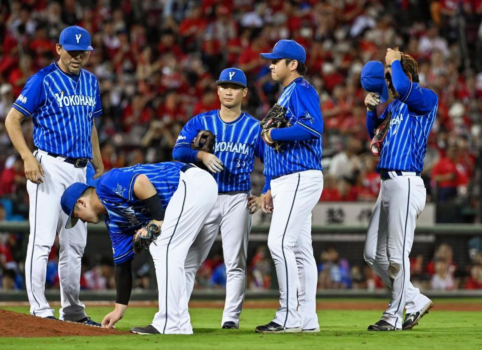 　１０回、堂林を迎えたところで山崎（右から２人目）のもとに集まるＤｅＮＡナイン