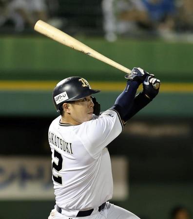 　５回、右飛に倒れる若月（撮影・山口登）